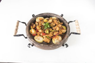 Yeni hazırlanmış yemek / yemek bir restoranda servis edilecek.