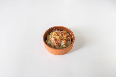 Yeni hazırlanmış yemek / yemek bir restoranda servis edilecek.