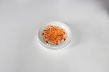 Yeni hazırlanmış yemek / yemek bir restoranda servis edilecek.