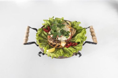 Yeni hazırlanmış yemek / yemek bir restoranda servis edilecek.