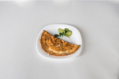 Yeni hazırlanmış yemek / yemek bir restoranda servis edilecek.