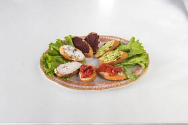 Yeni hazırlanmış yemek / yemek bir restoranda servis edilecek.