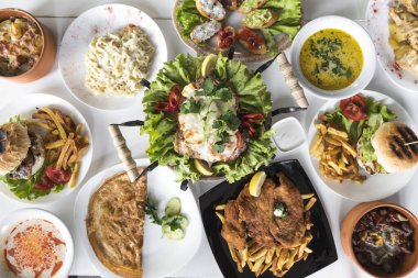 Yeni hazırlanmış yemek / yemek bir restoranda servis edilecek.