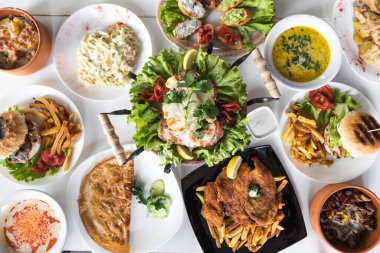 Yeni hazırlanmış yemek / yemek bir restoranda servis edilecek.