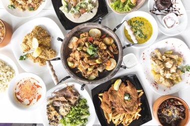 Yeni hazırlanmış yemek / yemek bir restoranda servis edilecek.