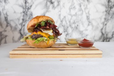 Yeni hazırlanmış yemek / yemek bir restoranda servis edilecek.