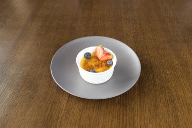 Yeni hazırlanmış yemek / yemek bir restoranda servis edilecek.