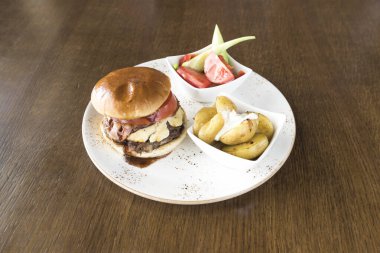 Yeni hazırlanmış yemek / yemek bir restoranda servis edilecek.