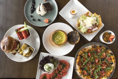 Yeni hazırlanmış yemek / yemek bir restoranda servis edilecek.