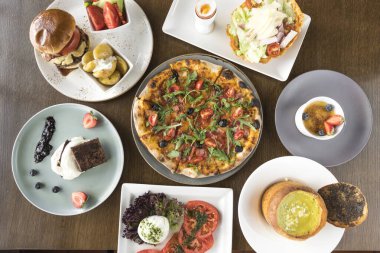 Yeni hazırlanmış yemek / yemek bir restoranda servis edilecek.