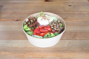 Yeni hazırlanmış yemek / yemek bir restoranda servis edilecek.