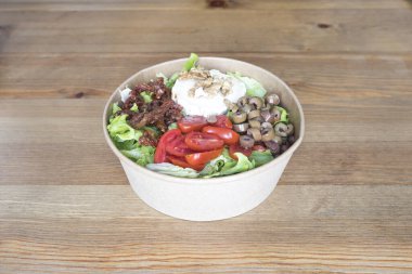 Yeni hazırlanmış yemek / yemek bir restoranda servis edilecek.