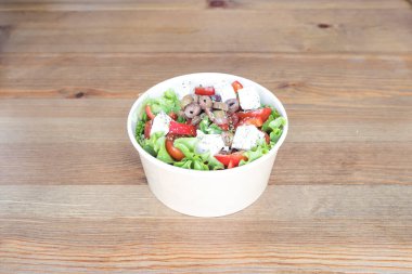 Yeni hazırlanmış yemek / yemek bir restoranda servis edilecek.