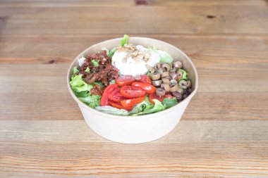 Yeni hazırlanmış yemek / yemek bir restoranda servis edilecek.