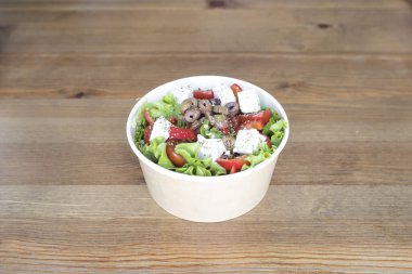 Yeni hazırlanmış yemek / yemek bir restoranda servis edilecek.