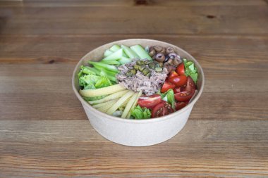 Yeni hazırlanmış yemek / yemek bir restoranda servis edilecek.