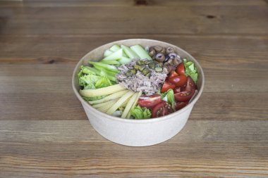 Yeni hazırlanmış yemek / yemek bir restoranda servis edilecek.