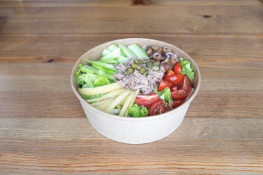 Yeni hazırlanmış yemek / yemek bir restoranda servis edilecek.