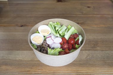 Yeni hazırlanmış yemek / yemek bir restoranda servis edilecek.