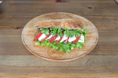 Yeni hazırlanmış yemek / yemek bir restoranda servis edilecek.