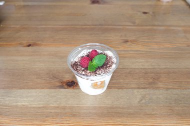 Yeni hazırlanmış yemek / yemek bir restoranda servis edilecek.