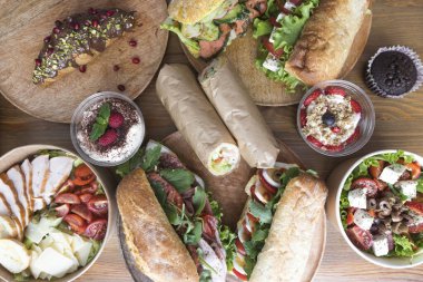 Yeni hazırlanmış yemek / yemek bir restoranda servis edilecek.