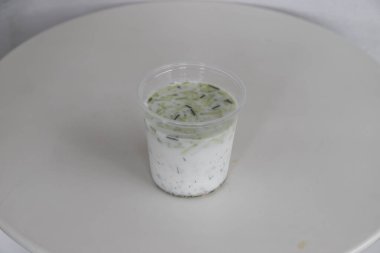 Yeni hazırlanmış yemek / yemek bir restoranda servis edilecek.