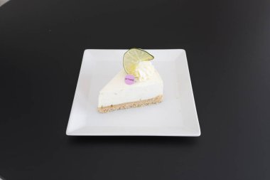 Yeni hazırlanmış yemek / yemek bir restoranda servis edilecek.