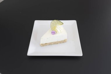 Yeni hazırlanmış yemek / yemek bir restoranda servis edilecek.