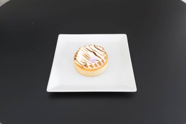 Yeni hazırlanmış yemek / yemek bir restoranda servis edilecek.