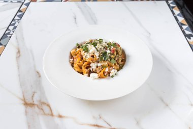 Yeni hazırlanmış yemek / yemek bir restoranda servis edilecek.