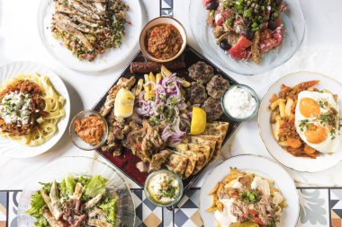 Yeni hazırlanmış yemek / yemek bir restoranda servis edilecek.