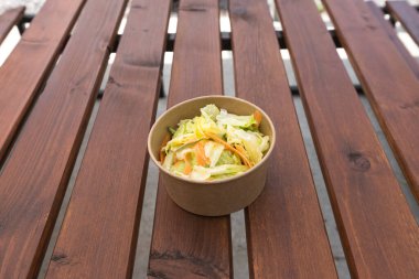 Yeni hazırlanmış yemek / yemek bir restoranda servis edilecek.