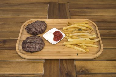 Yeni hazırlanmış yemek / yemek bir restoranda servis edilecek.