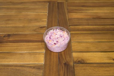 Yeni hazırlanmış yemek / yemek bir restoranda servis edilecek.