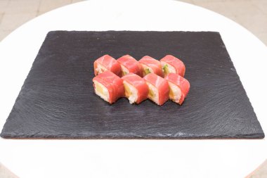 Yeni hazırlanmış yemek / yemek bir restoranda servis edilecek.