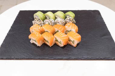 Yeni hazırlanmış yemek / yemek bir restoranda servis edilecek.