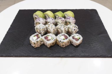 Yeni hazırlanmış yemek / yemek bir restoranda servis edilecek.