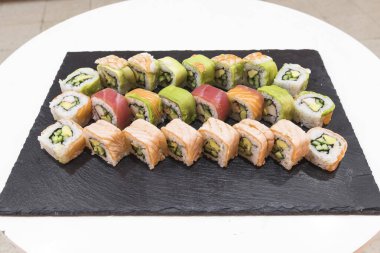 Yeni hazırlanmış yemek / yemek bir restoranda servis edilecek.