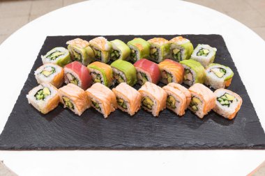 Yeni hazırlanmış yemek / yemek bir restoranda servis edilecek.