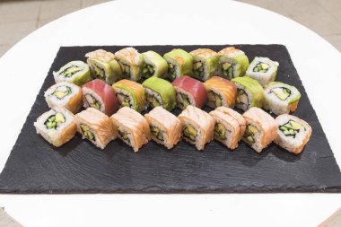 Yeni hazırlanmış yemek / yemek bir restoranda servis edilecek.