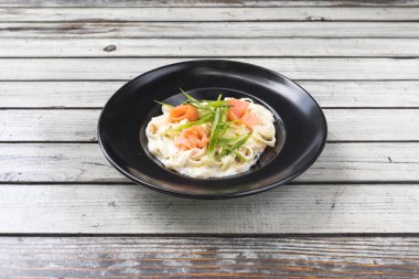 Yeni hazırlanmış yemek / yemek bir restoranda servis edilecek.