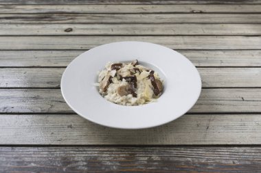 Yeni hazırlanmış yemek / yemek bir restoranda servis edilecek.