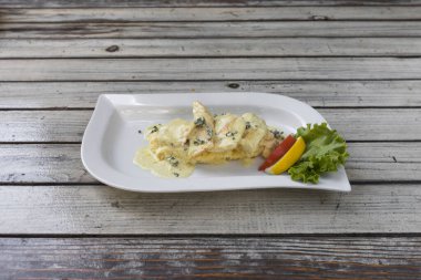 Yeni hazırlanmış yemek / yemek bir restoranda servis edilecek.