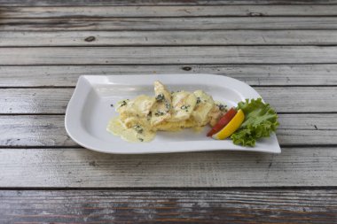 Yeni hazırlanmış yemek / yemek bir restoranda servis edilecek.