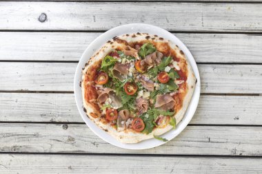 Yeni hazırlanmış yemek / yemek bir restoranda servis edilecek.