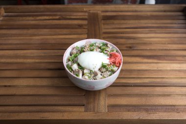 Yeni hazırlanmış yemek / yemek bir restoranda servis edilecek.