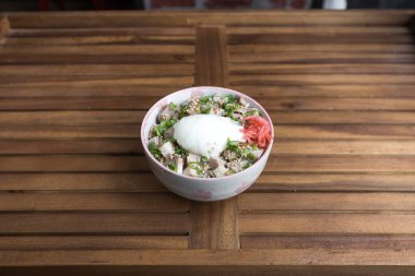 Yeni hazırlanmış yemek / yemek bir restoranda servis edilecek.