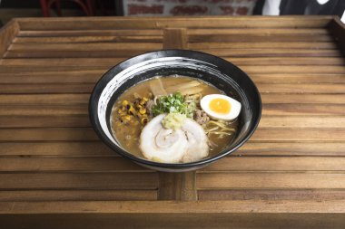 Yeni hazırlanmış yemek / yemek bir restoranda servis edilecek.