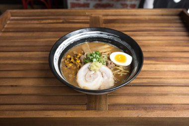 Yeni hazırlanmış yemek / yemek bir restoranda servis edilecek.